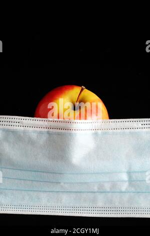 Corona Rosh hashana - concetto - maschera con mela Foto Stock