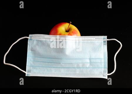 Corona Rosh hashana - concetto - maschera con mela Foto Stock