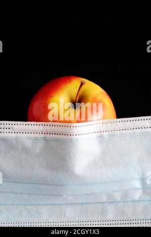 Corona Rosh hashana - concetto - maschera con mela Foto Stock