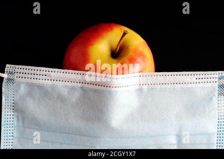 Corona Rosh hashana - concetto - maschera con mela Foto Stock