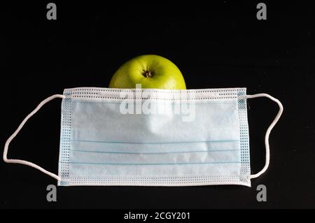 Corona Rosh hashana - concetto - maschera con mela Foto Stock