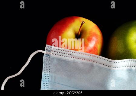 Corona Rosh hashana - concetto - maschera con mela Foto Stock