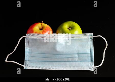 Corona Rosh hashana - concetto - maschera con mela Foto Stock