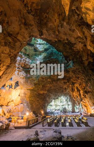 La cappella all'interno della Grotta di Callao nella Provincia Cagayana Foto Stock