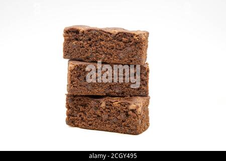 Brownie di cioccolato con taglio quadrato piccolo tutte crumbly e su un vassoio nero dell'ardesia Foto Stock