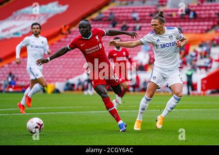 Leeds United difensore Luke Ayling (2) affronta il Liverpool in avanti Sadio Mane (10) durante la partita di calcio del campionato inglese della Premier League tra Foto Stock