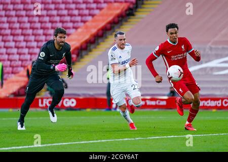 Liverpool difensore Trent Alexander-Arnold (66) portiere di Liverpool Alisson Becker (1) E Leeds ha Unito Jack Harrison (22) in azione durante th Foto Stock