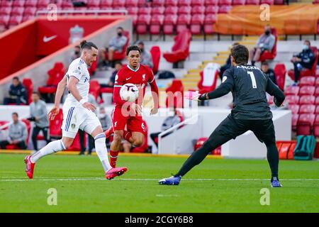 Leeds United Forward Jack Harrison (22) lobs Liverpool portiere Alisson Becker (1) durante la partita di calcio del campionato inglese Premier League scommetti Foto Stock