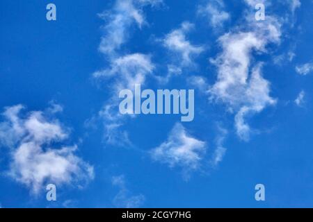 nuvole bianche e soffici su uno sfondo blu del cielo Foto Stock