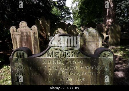 Monumenti vittoriani tomba in Haworth Churchyard, West Yorkshire, Regno Unito Foto Stock