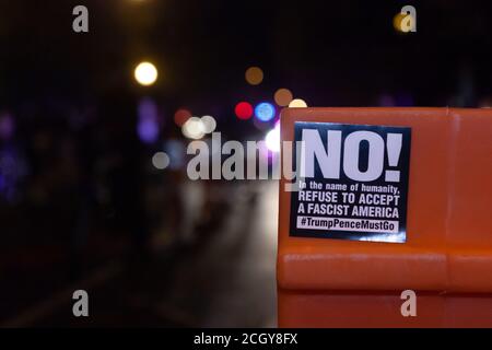 Washington, DC, USA, 12 settembre 2020. Nella foto: Manifestanti alla marcia FTP con cartelli e ombrelloni all'esterno di un ristorante. La marcia FTP attira l'attenzione e difende i diritti degli americani LGBTQ, delle persone di colore e delle donne. Credito: Allison C Bailey/Alamy Foto Stock