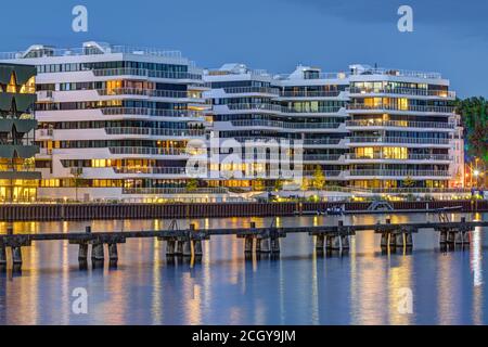 Moderni edifici di appartamenti sul fiume Sprea a Berlino AT crepuscolo Foto Stock