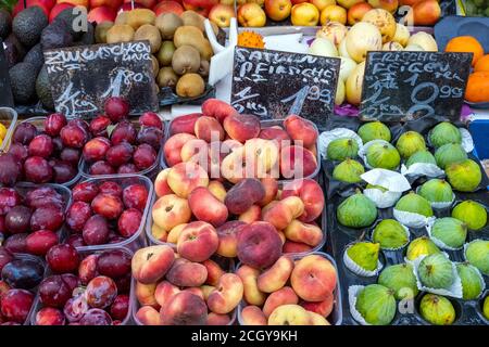 Grande variazione di frutta fresca per la vendita in un mercato Foto Stock