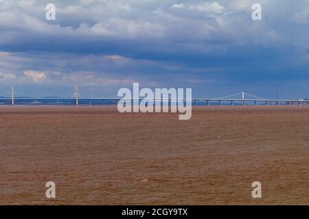 Entrambi i ponti Severn dal punto di batteria Portishead Foto Stock