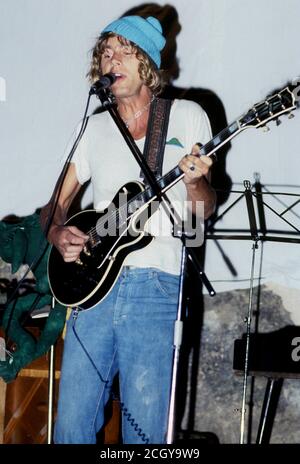 Kevin Ayers durante una jam session tenutasi nella città di Deia dove risiedevano nel 1979. Maiorca. Spagna. Foto Stock