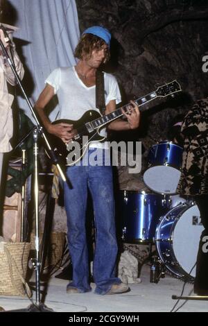 Kevin Ayers durante una jam session tenutasi nella città di Deia dove risiedevano nel 1979. Maiorca. Spagna. Foto Stock