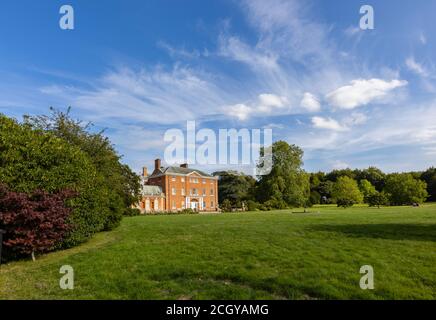 Vista frontale di Hatchlands Park, una casa di campagna in mattoni rossi con giardini circostanti a East Clandon vicino a Guildford, Surrey, Inghilterra sud-orientale Foto Stock