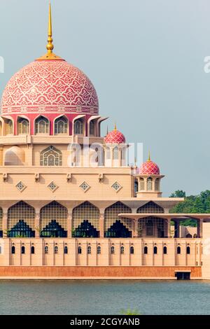 Il Masjid Putra è la moschea principale di Putrajaya, Malesia Foto Stock