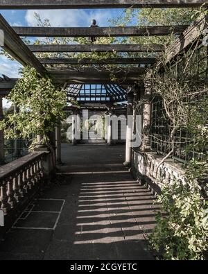 Una passerella sopravfatta nel giardino segreto di Hampstead, Londra. Foto Stock