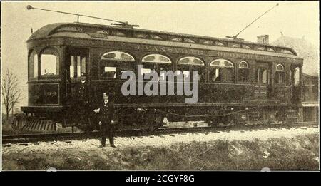 . Il giornale ferroviario di strada . VISTA INTERNA DELLA STAZIONE DI BOONVILLE DELLA LINEA EVANSVILLE-BOONVILLE tre delle vetture sono del tipo combinato bagaglio e passeggero, mentre le altre sono per i passeggeri da soli. Verniciato in verde Pullman, sono montedon St. Louis Car Company camion con base ruota di 6 piedi, 3 pollici e dotati di ruote in acciaio. I carrelli. UNA DELLE COMBINAZIONI DI AUTOVETTURE E BAGAGLI È IN POSSESSO DI QUATTRO MOTORI GE-56. Tre delle vetture sono dotate di comando di tipo M e due di controller K-14. Le tre pesano 63,000 libbre ciascuna. Quello Foto Stock