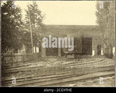 . Il giornale ferroviario di strada . VISTA INTERNA DELLA STAZIONE DI BOONVILLE DELLA LINEA EVANSVILLE-BOONVILLE tre delle vetture sono del tipo combinato bagaglio e passeggero, mentre le altre sono per i passeggeri da soli. Verniciato in verde Pullman, sono montedon St. Louis Car Company camion con base ruota di 6 piedi, 3 pollici e dotati di ruote in acciaio. I carrelli Foto Stock