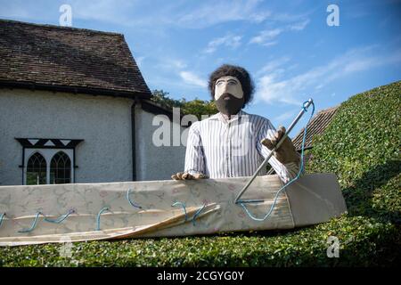 Uno scarecrow a tema sul proverbio "un punto nel tempo salva nove' durante il Festival Haslingfield Scarecrow di Haslingfield, Cambridgeshire. Foto Stock