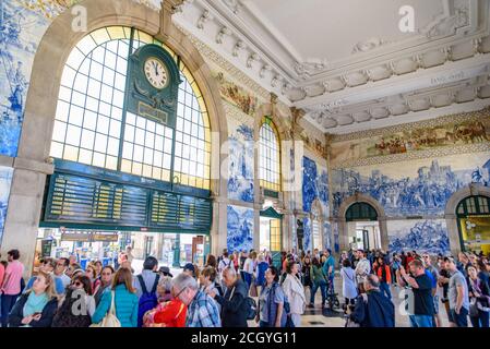 Interno della stazione ferroviaria di São Bento, decorato con pannelli Azulejo, a Porto, Portogallo Foto Stock
