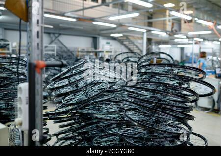 Pile di nuovi cerchi in alluminio per biciclette, nessuno Foto Stock