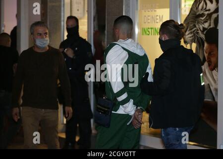 Colonia, Germania. 12 settembre 2020. Una persona è legata e portata via dalla polizia. Credit: David Young/dpa/Alamy Live News Foto Stock