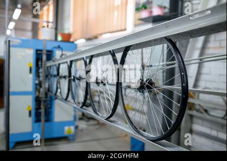 Nuove ruote in alluminio per biciclette sulla linea di montaggio Foto Stock