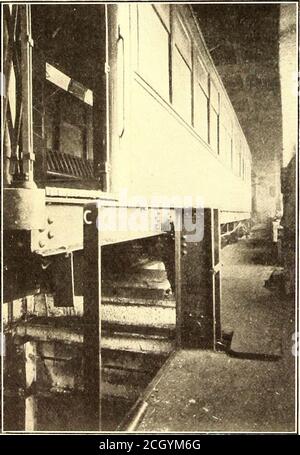 . Il giornale ferroviario di strada . ll numero di uomini in aggiunta alla forza di riparazione regolare, e in una zona notevolmente piccola di negozi spazio. Il principale centro di riparazione si trova a Throop Street, sulla destra di via delle pany. I negozi occupano una posizione isolana, con due binari principali sopraelevati su ogni lato. Le vetture da berepaired sono run al secondo piano dell'edificio, che hanno un livello con i binari sulla struttura sopraelevata. Tutte le riparazioni della carrozzeria vengono eseguite su questo secondo piano. Carrello visto nelle figg. 3 e 4. Quando il carrello viene abbassato da sotto la vettura, la vettura si trova su un cane. Questo d Foto Stock