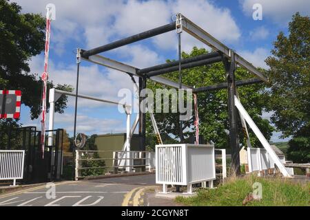 Ponte di sollevamento sul Brecon e Monmouthshire Canal, west calder on Usk, Powys, Wales, Regno Unito Foto Stock