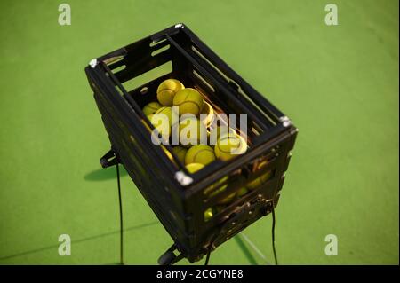 Cestino con grandi palle da tennis, vista dall'alto, nessuno Foto Stock