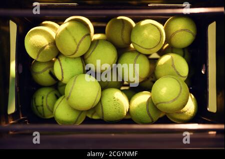 Cestino con grandi palle da tennis, vista dall'alto, nessuno Foto Stock