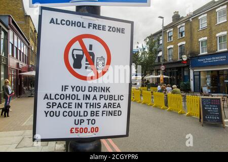 Cartello Alcohol Free zone su Northcote Road, Clapham a Londra durante la pandemia COVID 19 Foto Stock