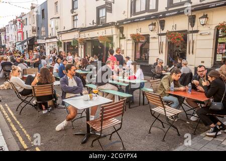 Brighton, Regno Unito. 12 settembre 2020. Folle godendo il bel tempo nel centro di Brighton credito: Andrew Hasson / Alamy Live News Foto Stock