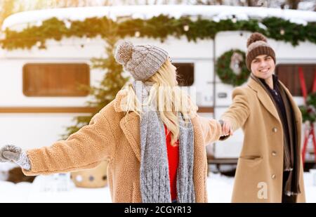 Happy Young Couple divertirsi all'aperto il giorno d'inverno Campeggio Foto Stock