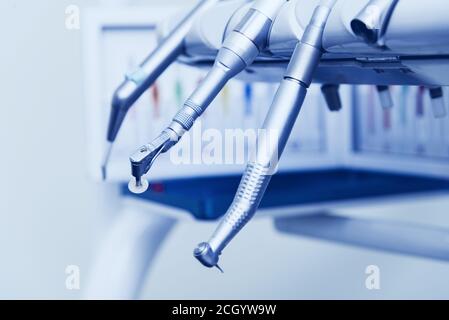 Trapano - utensile di molatura del dentista in un ufficio dentistico. Primo piano dell'apparecchiatura dentale. Foto Stock