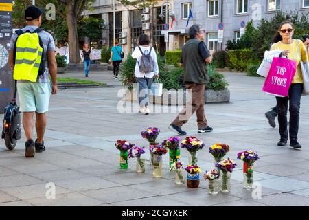 Mazzi di fiori in vendita esposti in vasi in plastica improvvisati sul marciapiede nel centro di Sofia, Bulgaria, Europa orientale, Balcani, UE Foto Stock