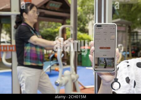 Wuxi, Wuxi, Cina. 13 Settembre 2020. JiangsuÃ¯Â¼Å'CHINA-il 12 settembre 2020, Guangyi Street, Liangxi District, Wuxi City, Jiangsu Province, ha messo in uso la stazione di fitness intelligente nella zona residenziale sotto la sua giurisdizione. L'elegante stazione fitness include una varietà di attrezzature per il fitness, come un cavalletto, una macchina da rowing e una bicicletta per il fitness. Sopra la stazione è installato un ombrello con pannelli solari e un'interfaccia per la ricarica del telefono cellulare. Attraverso la scansione del telefono cellulare, i cittadini possono conoscere il tempo di esercizio, la frequenza di esercizio e le calorie consumate, ecc., così Foto Stock