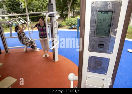 Wuxi, Wuxi, Cina. 13 Settembre 2020. JiangsuÃ¯Â¼Å'CHINA-il 12 settembre 2020, Guangyi Street, Liangxi District, Wuxi City, Jiangsu Province, ha messo in uso la stazione di fitness intelligente nella zona residenziale sotto la sua giurisdizione. L'elegante stazione fitness include una varietà di attrezzature per il fitness, come un cavalletto, una macchina da rowing e una bicicletta per il fitness. Sopra la stazione è installato un ombrello con pannelli solari e un'interfaccia per la ricarica del telefono cellulare. Attraverso la scansione del telefono cellulare, i cittadini possono conoscere il tempo di esercizio, la frequenza di esercizio e le calorie consumate, ecc., così Foto Stock