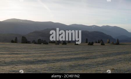 Guardando a sud dal cerchio di pietra di Castlerigg, verso St. Johns nel vale, nel Distretto dei Laghi Inglese all'alba Foto Stock