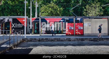 Fermata del tram con persone che indossano la maschera. Prevenzione di Covid-19. Foto Stock