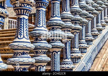 Primo piano di una balaustra in ceramica in Plaza de España, Siviglia, Spagna. Foto Stock