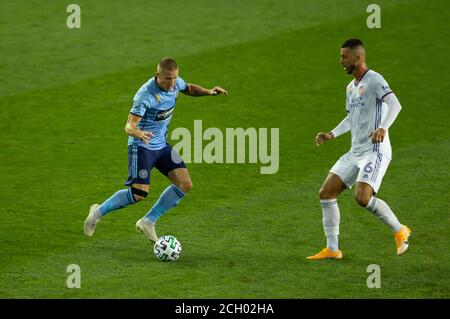 Harrison, NJ - 12 settembre 2020: Alexander Ring (8) controlla la palla durante la partita di stagione regolare di MLS contro il FC Cincinnati alla Red Bull Arena Foto Stock