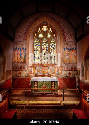 Il mosaico e la finestra rivolta verso est della East Hathly Church vicino Lewes, East Sussex, UK Foto Stock