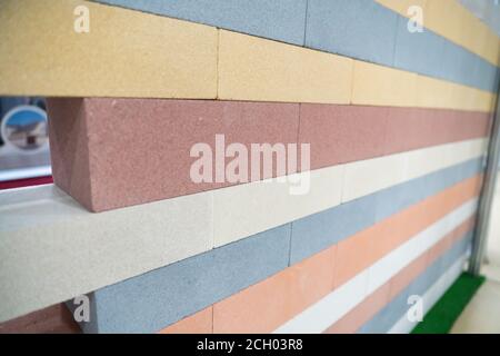 File di mattoni di decorazione multicolore Foto Stock