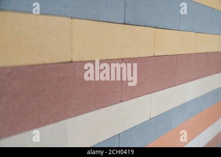 File di mattoni di decorazione multicolore Foto Stock
