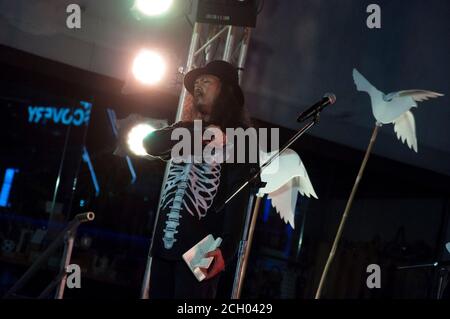 7 agosto 2001, Bangkok, Thailandia: Uno dei poeti del gruppo 'Mutant Poet' ha suonato sul palco.. Il gruppo chiamato ''Free Arts'' ha tenuto un'attività ''Act si Art'' per esprimere il loro sostegno alla libertà di espressione e di democrazia in Thailandia il 12 settembre. Il gruppo è composto da artisti provenienti da diversi campi. Le attività dell'evento spaziano dai workshop alla recitazione di poemi, dal teatro e dai concerti. (Credit Image: © Peerapon Boonyakiat/SOPA Images via ZUMA Wire) Foto Stock