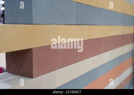 File di mattoni di decorazione multicolore Foto Stock